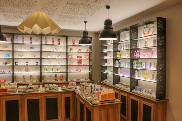 顛覆感官，重塑日常 Aesop「顛倒森林」新店，如何以空間敘事續寫品牌美學？