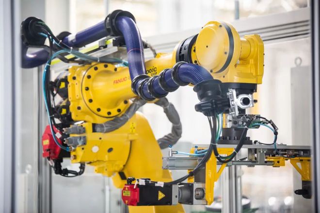 發動機技術革新與市場動態 新一代蒙迪歐上市與榮威GS61、特斯拉Roadster新進展